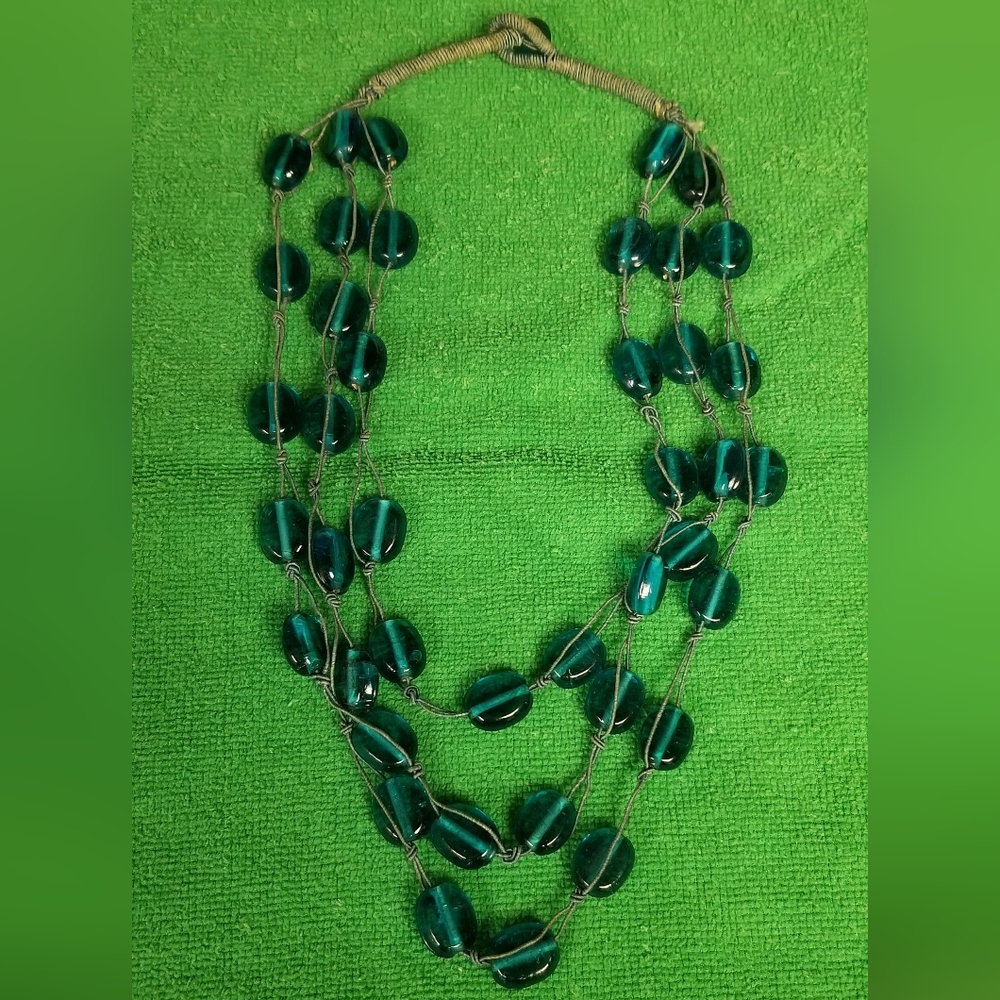 🍁🌺💎Dynamite vintage Y2K triple beaded necklace with woven bead enclosure